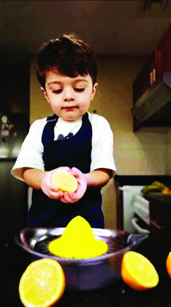 طباخ صغير يلهب مواقع التواصل الاجتماعي