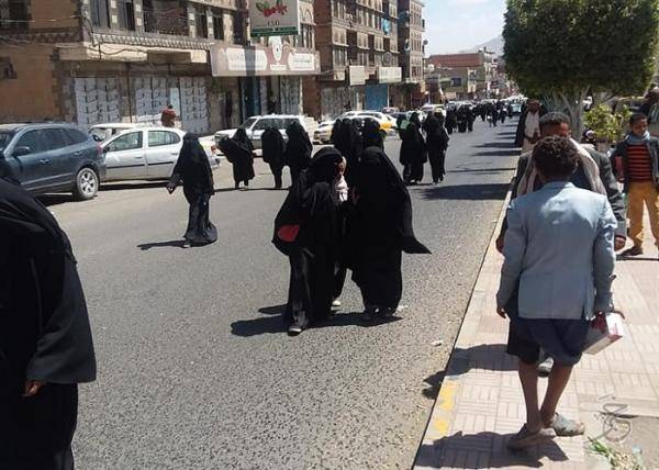 شاهد كيف تمكنت فتاة من تخليص نفسها والافلات من قيادي حوثي حاول اختطافها بعد الاعتداء عليها بالضرب وسط صنعاء..! – (اسم القيادي)