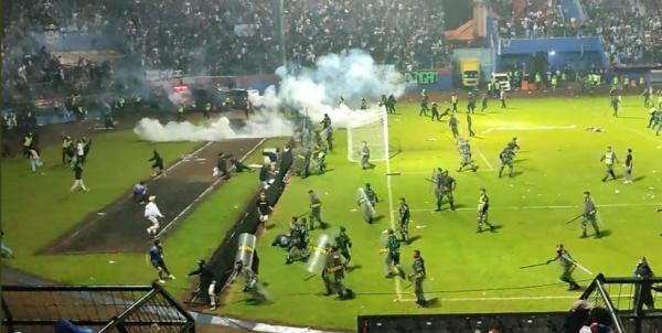 رئيس إندونيسيا يأمر بإيقاف الدوري بعد وفاة 125 مشجعاً