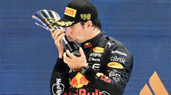 تتويج المكسيكي بيريز بجائزة سنغافورة يؤجل حسم اللقب العالمي لـ«فورمولا 1»