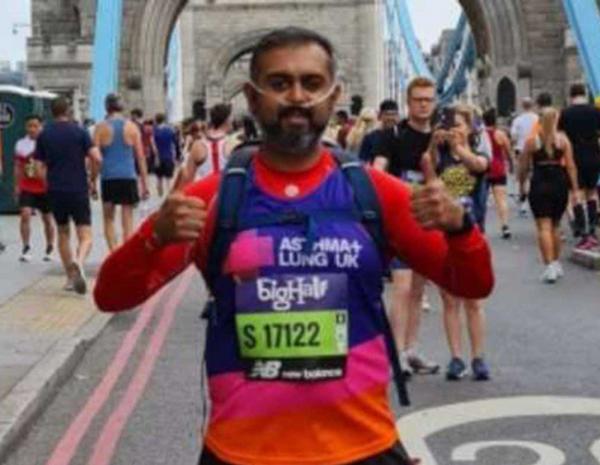 مريض يشارك في ماراثون بأسطوانة أكسجين