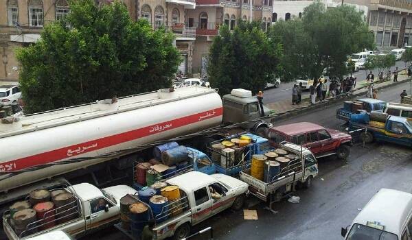 الكشف عن خمسة "هوامير فساد" يتحكمون بالنفط ويتاجرون به في السوق السوداء في اليمن – (الأسماء)
