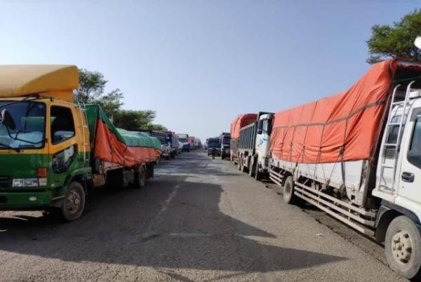 عدن.. سائقو الشاحنات التجارية ينفذون إضراباً على جبايات تفرضها أكثر من 21 نقطة أمنية