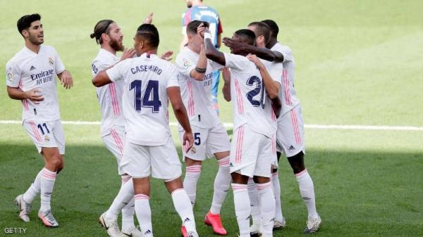 ريال مدريد يتصدر "الليغا" بهدف بنزيمة الـ 250