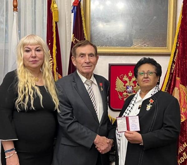 منظمة روسية تقلّد الأمين العام المساعد لحزب المؤتمر فائقة السيد بأرفع وسام