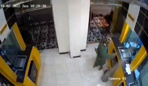 في جريمة بشعة ونادرة: مسلح بحزب الإصلاح يفجر قنبلة داخل محل صرافة بتعز