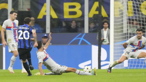 دوري الأبطال.. إنتر يهزم برشلونة ويعقد مهمته في التأهل