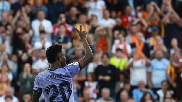 حققا انتصارين مهمين في دوري أبطال أوروبا.. ريال مدريد وبرشلونة يعودان إلى سجال صدارة الدوري الاسباني