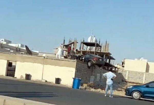 السعودية.. قصة المركبة التي استقرت فوق سطح منزل وأثارت الحيرة