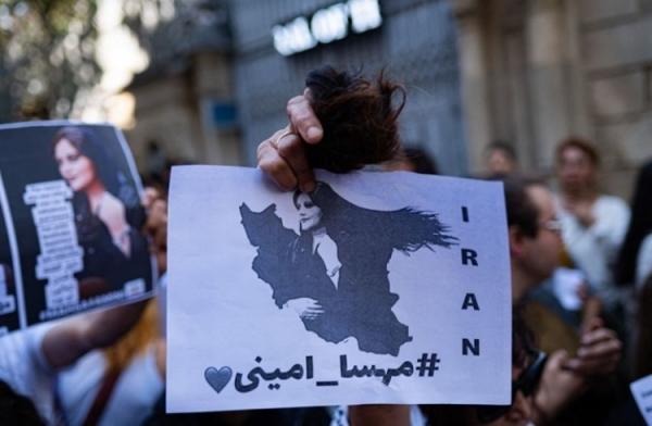 من خلال "قص الشعر": حملة تضامن عالمية مع احتجاجات ايران ضد نظام الملالي