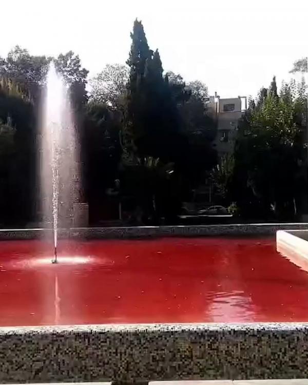 شاهد.. فنّان إيراني يحول نوافير بطهران للون الدم تنديداً بقتل المحتجين