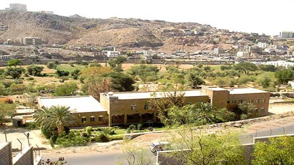 جنود قسم الجديري يقتحمون منزل رئيس الاتحاد التعاوني الزراعي بتعز