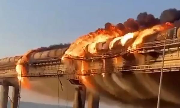 روسيا: انهيار جزئي في جسر القرم بعد تفجير شاحنة