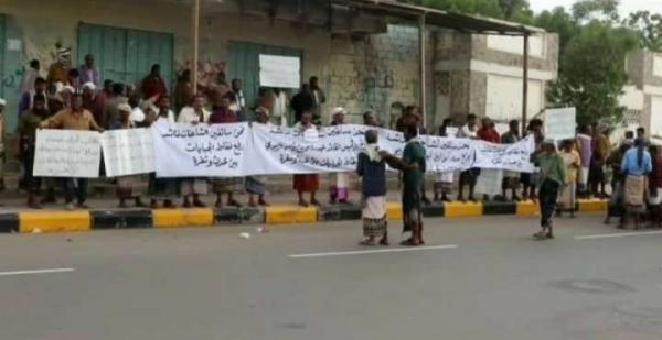 محتجوا الشاحنات يواصلون إضرابهم والأمن يحتجز السائقين في أبين وعدن