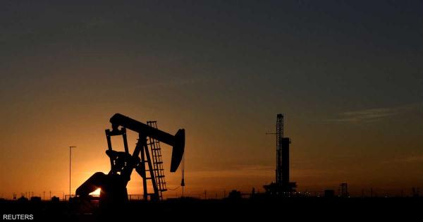النفط ينخفض بأكثر من 2% مع انحسار المخاوف من تعطل الإمدادات