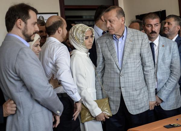 داود أوغلو: أردوغان وعائلته "أكبر مصيبة" حلّت على تركيا