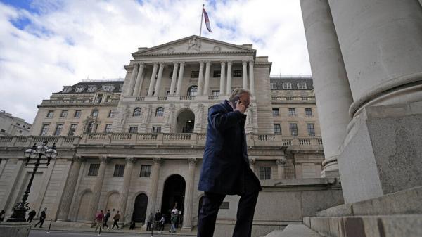 الإسترليني ينخفض بعد أن استبعد رئيس المركزي تقديم المساعدة  .