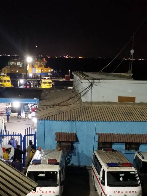 حريق يلتهم سفينة قبالة ميناء عدن