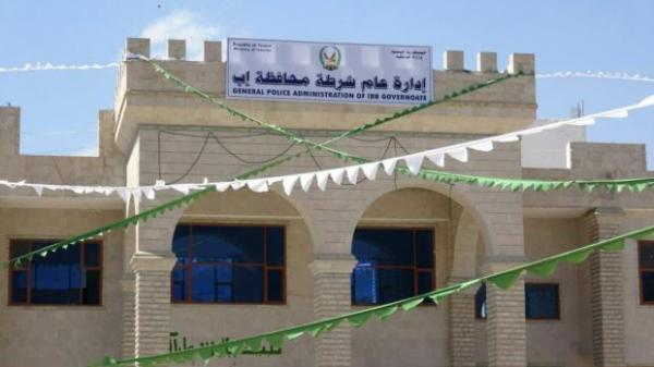 خلافات بين عصابة الحوثي تتسب بإغلاق قسم شرطة في إب