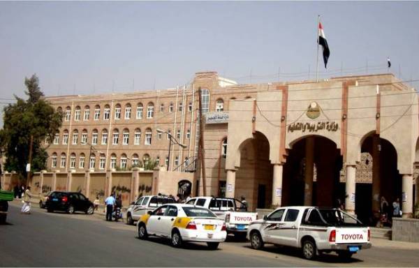 رغم اغلاق أبواب الوزارة ومحاولة اجبارهم بالقوة.. موظفو تربية صنعاء يرفضون حضور فعالية نظمتها مليشيا الحوثي في الوزارة 