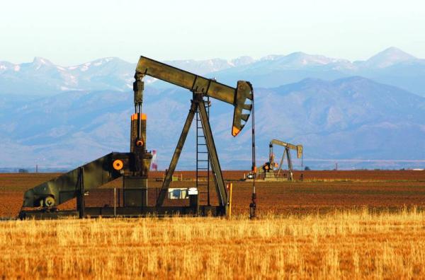 توترات التجارة تهبط بالنفط