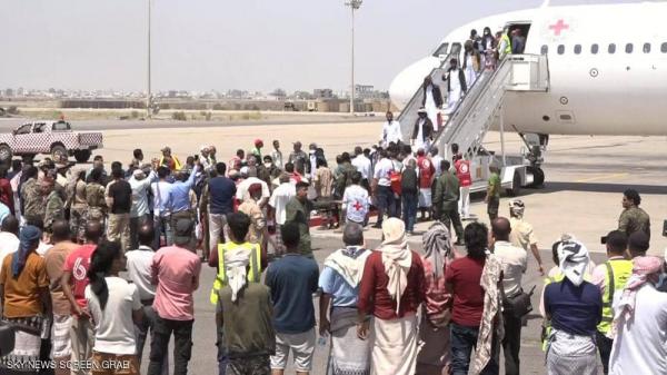 وصول أسرى محررين من سجون الحوثي لمطار عدن