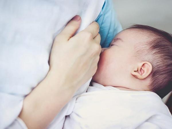 دراسة تعثر على آثار بلاستيك في حليب الأمهات