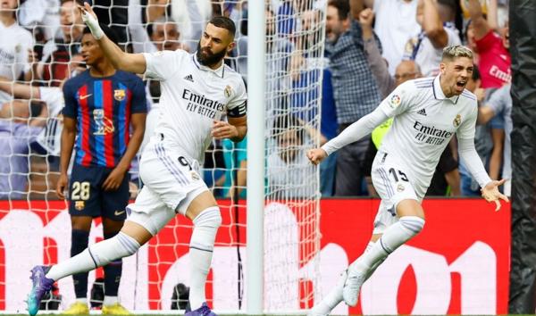 الريال يقسو على برشلونة بثلاثية وينفرد بصدارة الدوري الإسباني