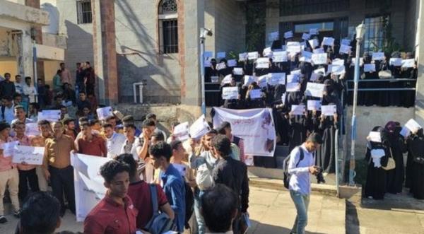 طلاب جامعة تعز يحتجون على اختفاء الطالبة نهى والأمن ينفي اختطافها