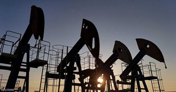 النفط يتجه لتسجيل خسارة أسبوعية مع أنباء عن قمة ترامب وبوتين