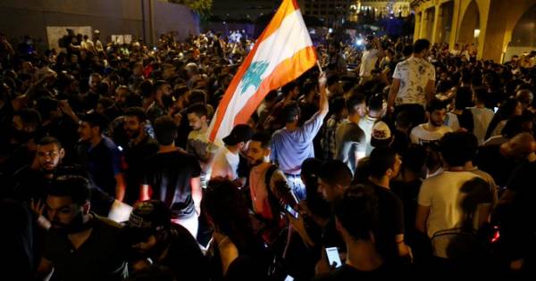 السعودية تنقل رعاياها من لبنان و4 دول تحذر رعاياها بعد تطور الاحتجاجات إلى مواجهات مسلحة..!؟