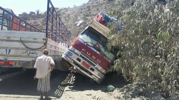 عطل شاحنتين في عقبة الجن يوقف سير المركبات بالقبيطة
