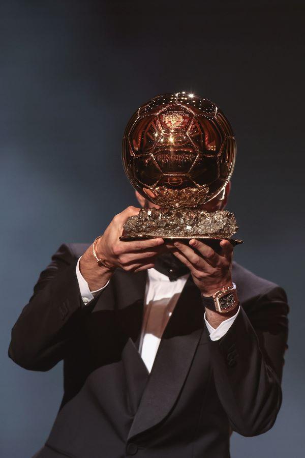 ما هي مكاسب بن زيمة المالية بعد تتويجه بالكرة الذهبية