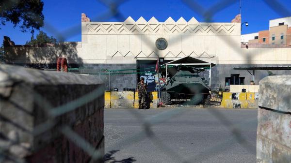 واشنطن تطالب الحوثي بإطلاق سراح موظفي سفارتها بصنعاء