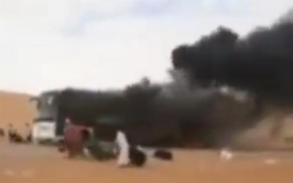 قناص حوثي يتسبب في احتراق حافلة نقل جماعي في الجوف