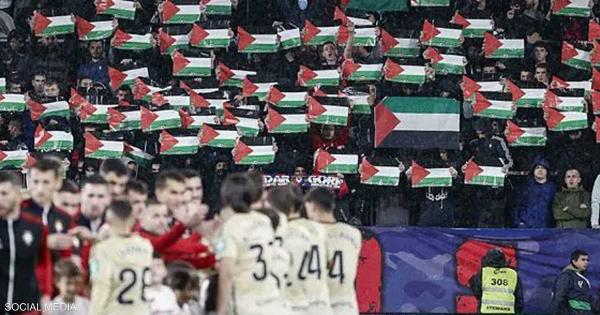 مشجعو نادٍ إسباني يرفعون علم فلسطين تضامنا مع غزة