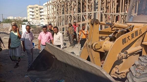 بعد نزولات ميدانية.. جملة قرارات لتحسين خدمات العاصمة المؤقتة عدن