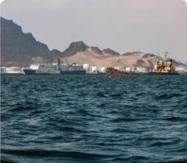 إعلاميون وحقوقيون وناشطون يعلقون على مهاجمة الحوثي لميناء الضبة