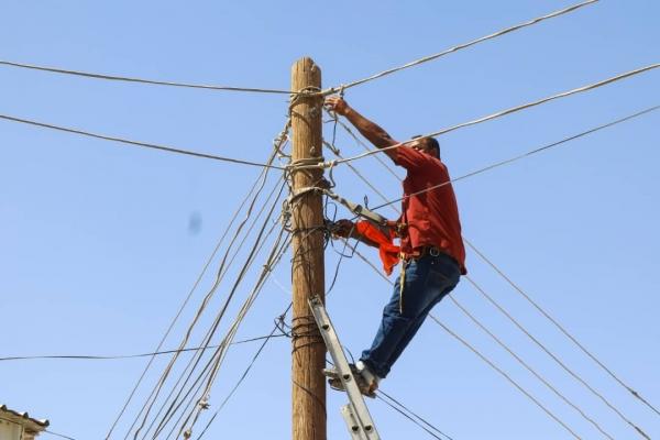 حملة لإزالة خطوط الكهرباء العشوائية وفصل التيار عن المتخلفين في شبوة 