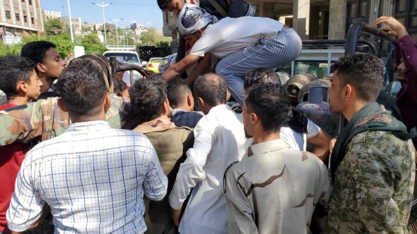 شركة الغاز بتعز تقوم بتوزيع مادة الغاز المنزلي للمواطنين بمناطق التماس شرق المدينة 