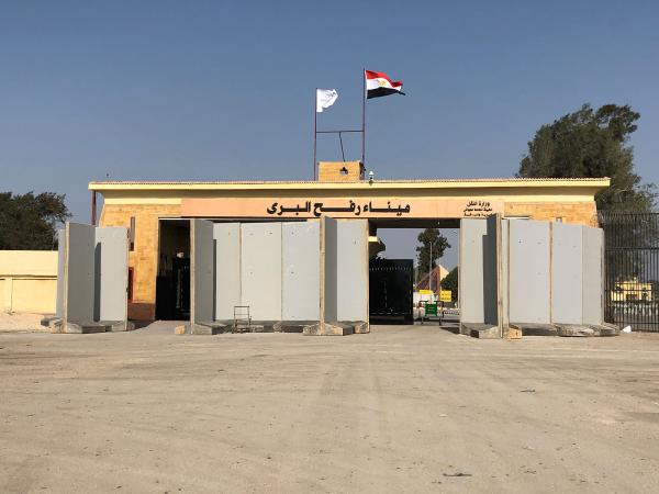وسائل إعلام مصرية تؤكد وصول رهينتين كانتا محتجزتين لدى حماس إلى معبر رفح