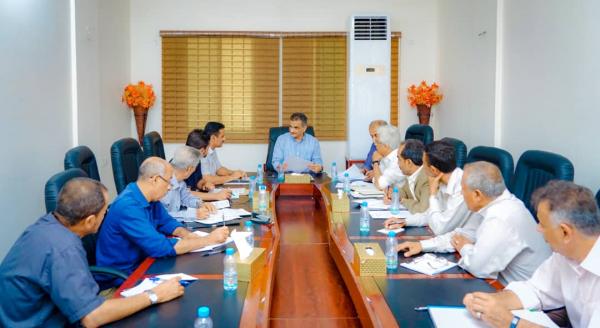 لملس يشدد على متابعة الاستحداثات العشوائية وسرعة إزالتها.. وتوجيه بوقف منح تراخيص بناء الأكشاك بعموم عدن