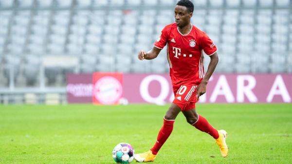 احتجاز بونا سار في مطار ميونخ واللاعب يشكو العنصرية