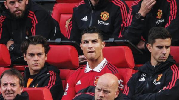 الانقسام حول رونالدو يطغى على أجواء يونايتد... ومستقبل «الأسطورة» في مهب الريح