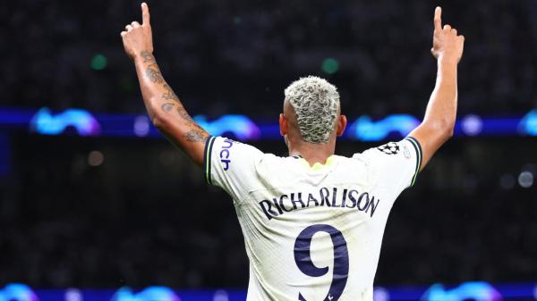 توتنهام يواصل التألق ويتصدر الدوري الإنكليزي الممتاز لكرة القدم