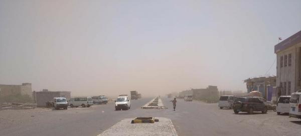 موجة غبار تجتاح المخا