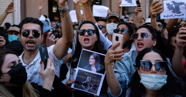 عشية أربعينية أميني.. التوتر يتصاعد بإيران والطلاب يتظاهرون