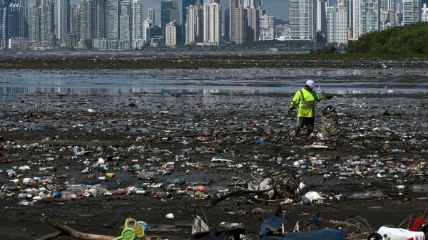 تلال البطارية المستهلكة مشكلة بيئية جديدة تواجه غزة