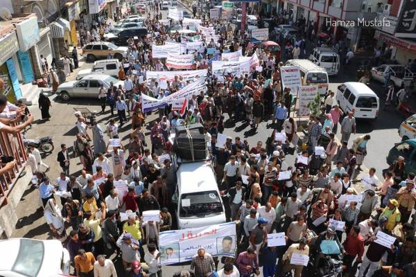 تعز.. تظاهرات غاضبة تطالب برحيل المتورطين في الفساد