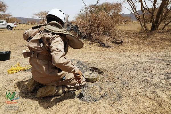 تطهير مساحات واسعة من ألغام الحوثي في مديرية موزع